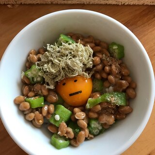 オクラ納豆のトロロ昆布でアフロちゃんな黄身のっけ丼